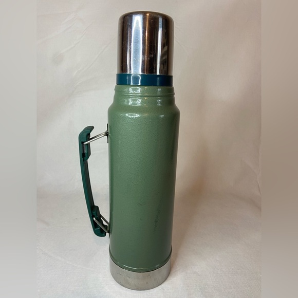 Green Stanley Classic Vacuum Thermos Bottle Insulated 1.1 Qt 1L Stainless Steel - Picture 2 of 9